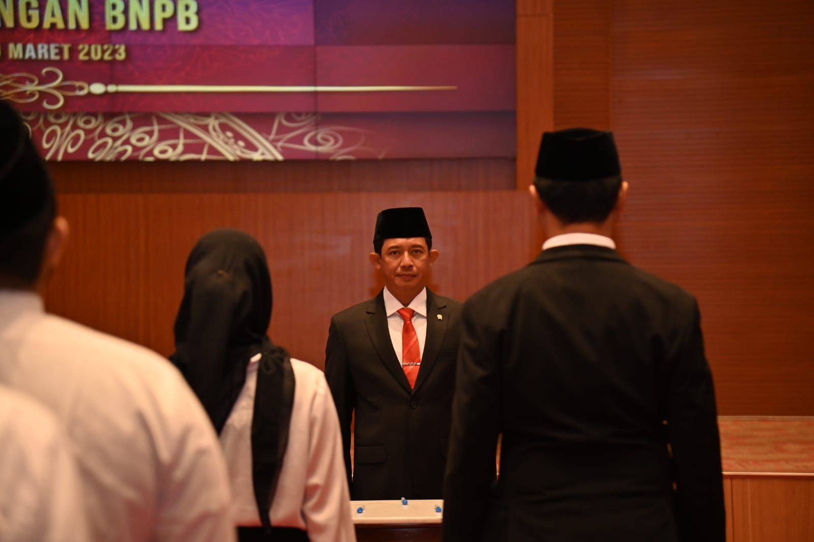 Kepala BNPB Letjen TNI Suharyanto memberikan arahan saat pelantikan Pejabat Administrator dan CPNS di Lingkungan BNPB di Graha BNPB, Jakarta pada Rabu (29/3)